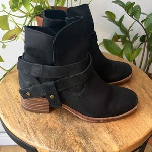 UGG Black Suede Leather Elora Booties Boots Round Toe Ankle Straps Size 6